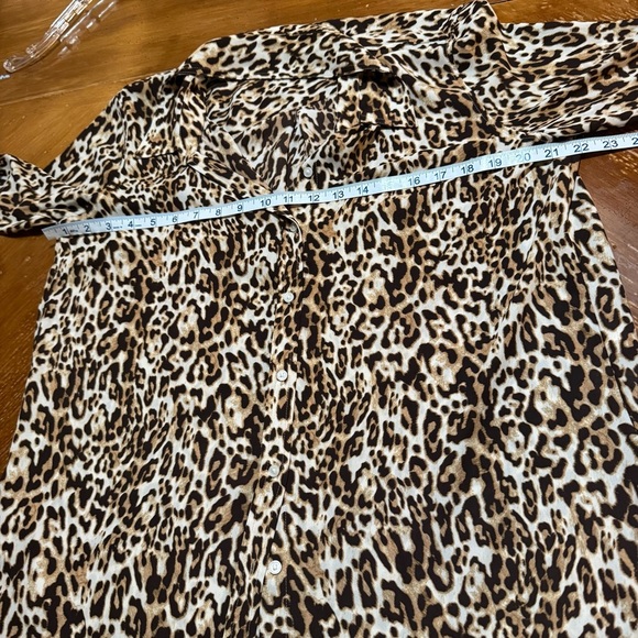 Banana Republic Dillon Classic Fit Animal Print Button-Up Blouse Large Mob Wife - Picture 4 of 8